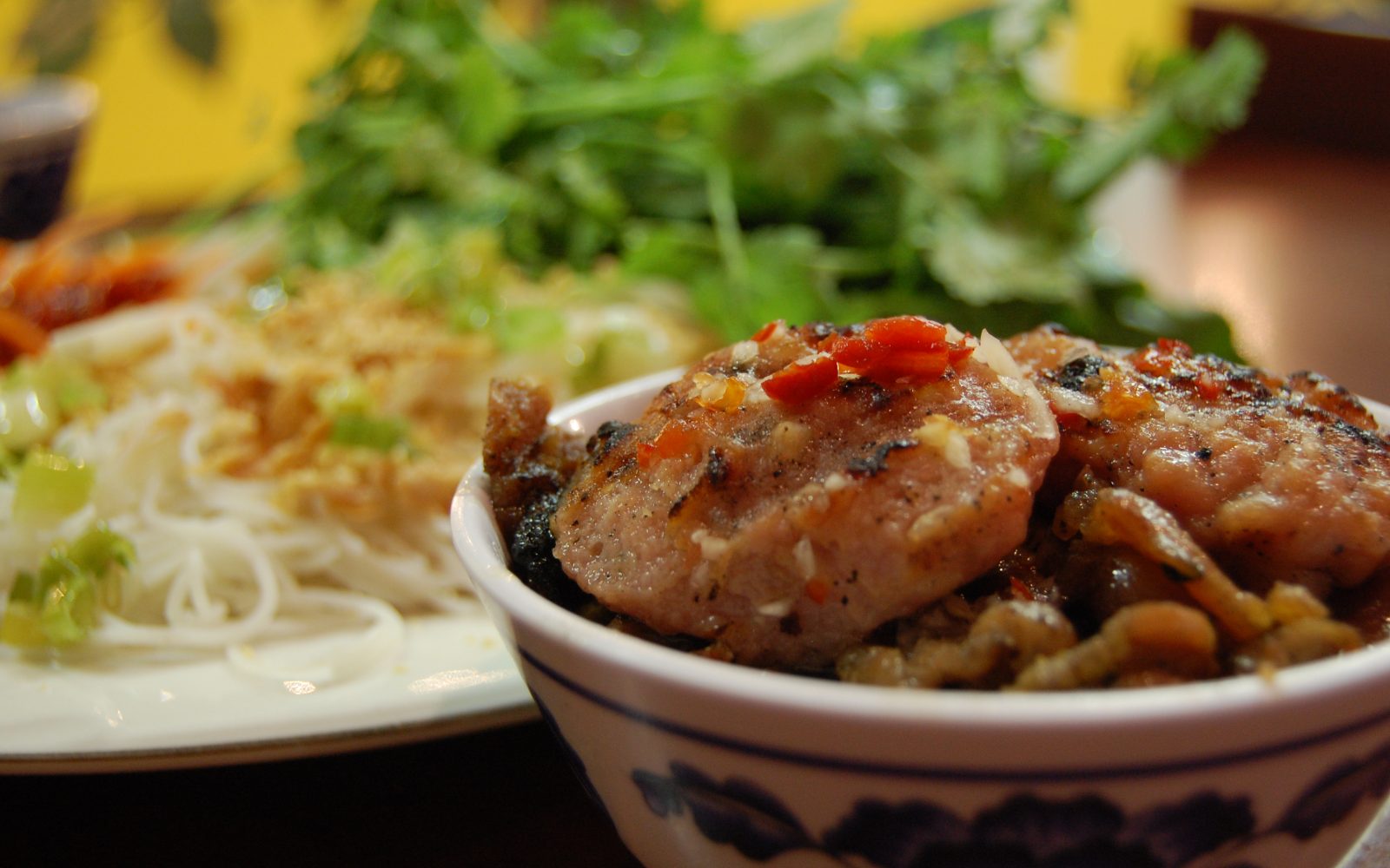 Một suất bún chả Hà Nội với thịt nướng, bún và rau sống