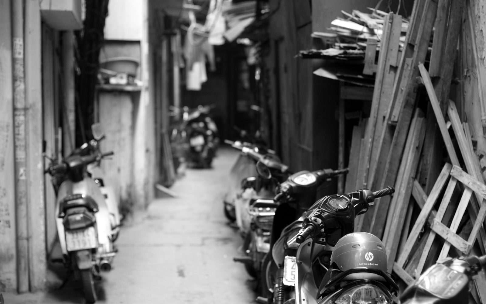 Một ngõ nhỏ Hà Nội trong ảnh đen trắng