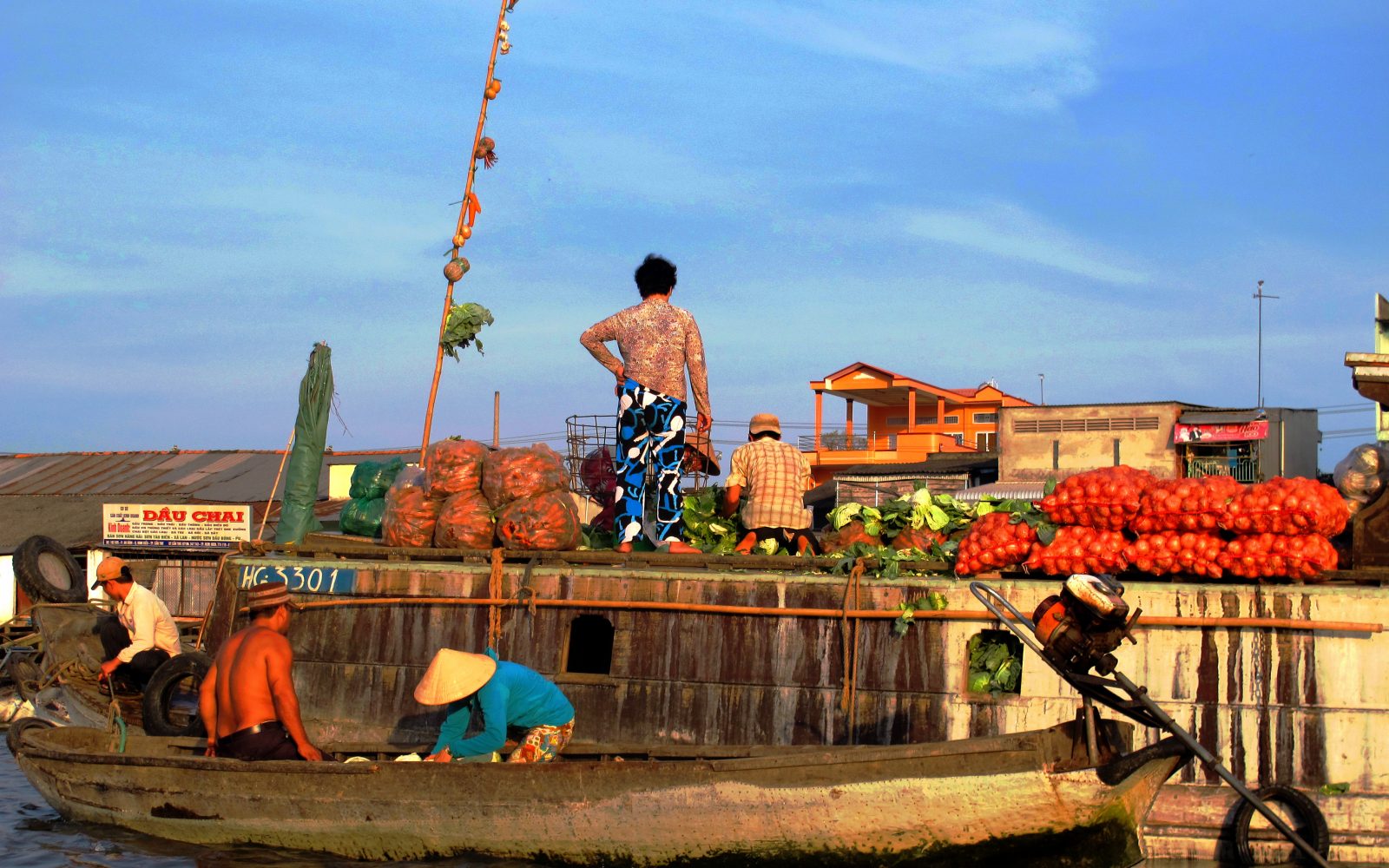 Thuyền chở nông sản tại chợ nổi Cần Thơ